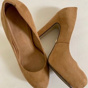 Pour La Victoire Pump Suede Size 6.5